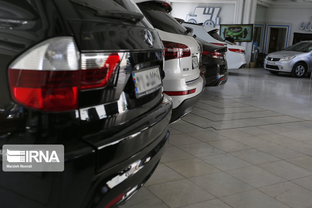 افت ۱۵درصدی نرخ خودروهای خارجی/خریداران در انتظار ریزش بیشتر قیمت‌ها