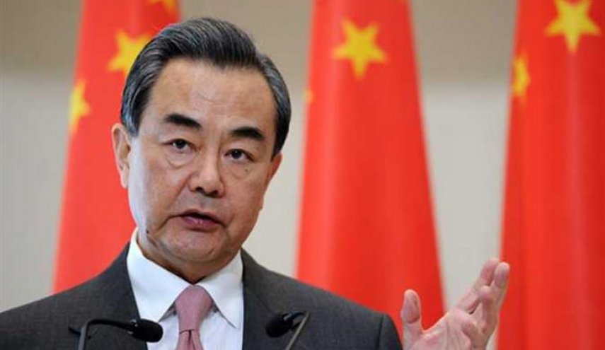وزير الخارجية الصيني یبحث الأزمة الأوكرانية هاتفیا مع نظيره السويسري