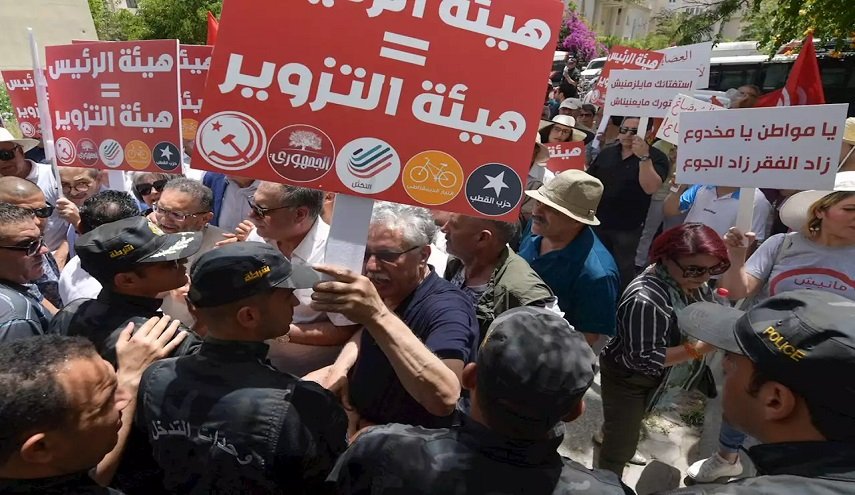 قبل أيام من الاستفتاء.. تصاعد الخلافات بين أعضاء الهيئة الإنتخابات في تونس