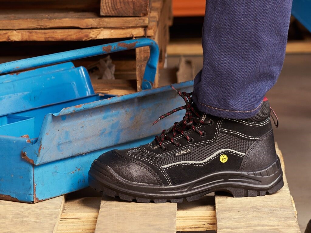 خرید کفش ایمنی برای حفاظت و ایمنی کارگران ساختمانی