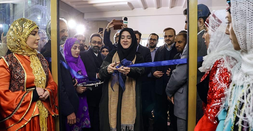 نمایشگاه آثار هفتمین جشنواره بین‌المللی صنایع ‌دستی و هنرهای سنتی فجر در موزه ایران باستان افتتاح شد