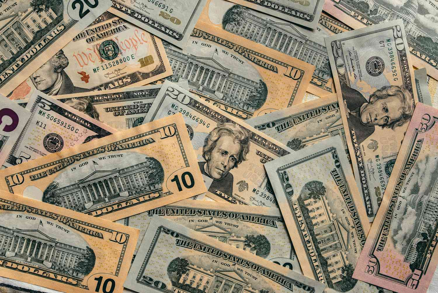 تتر بخریم یا دلار نقد؟ مقایسه در شرایط اقتصادی امروز